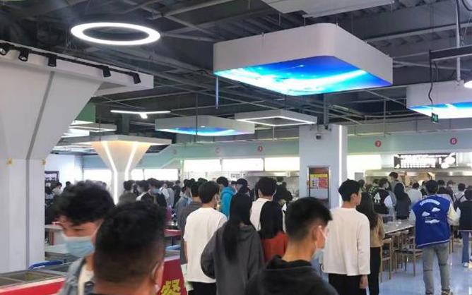 廈門食堂學生排隊干飯場景圖片